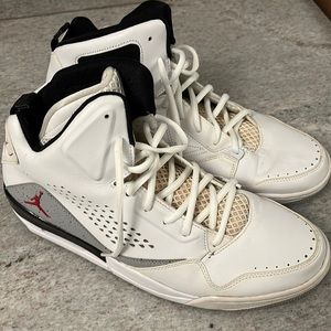 Men’s Jordan flight basketball shoes, size 13